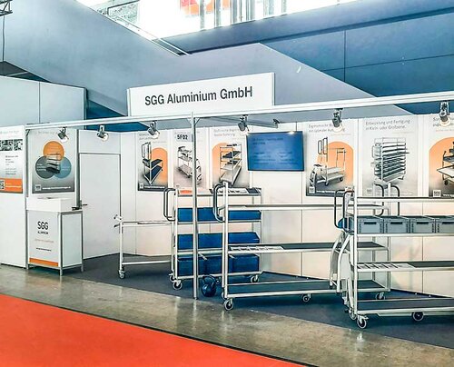 Frontansicht des Messestands von SGG Aluminium auf der LogiMAT 2024