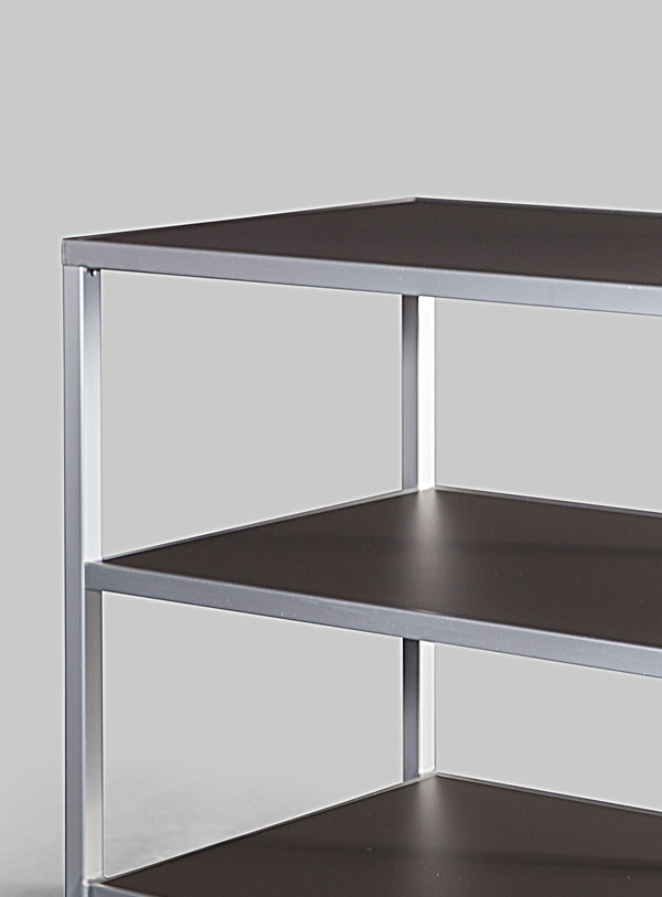 Bildausschnitt von einem Kommissionierwagen aus Aluminium auf dem 3 Ebenen sichtba sind