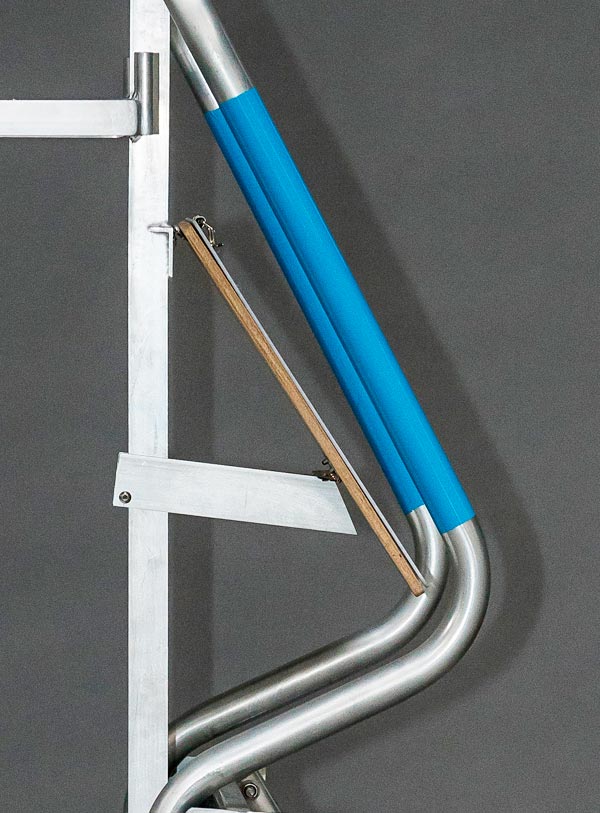 Horizontale Griffe eines Kommissionierwagens im Ausschnitt