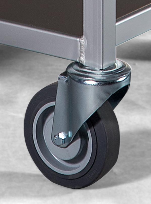 Hochwertige Lenkrolle eines Kommissionierwagens in Nahaufnahme