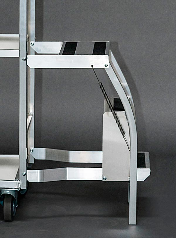 Ausgeklappte 3-stufige Treppe eines Kommissionierwagens aus Aluminium