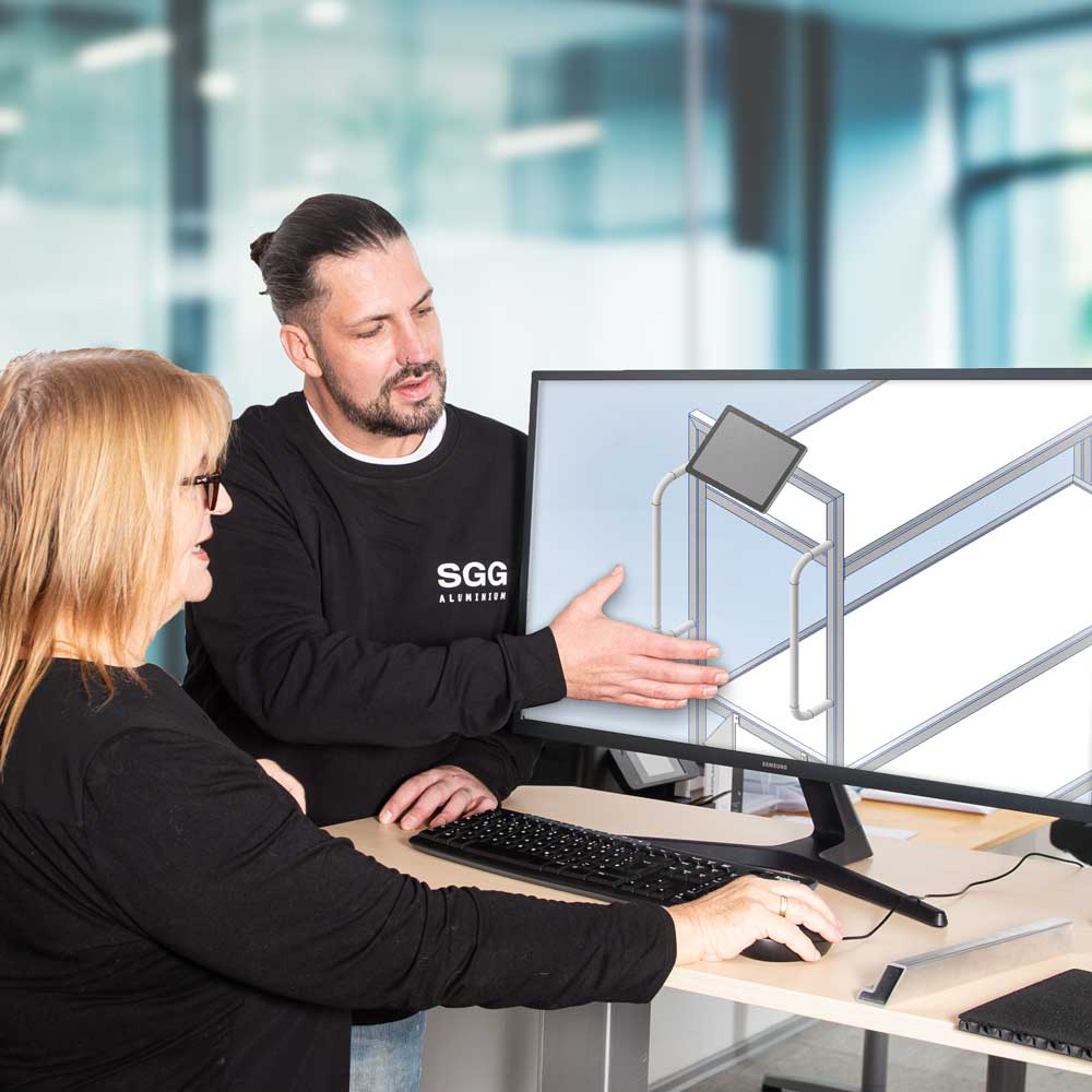 SGG Aluminium Mitarbeiter im Gespräch bei der CAD Konstruktion eines Kommissionierwagens