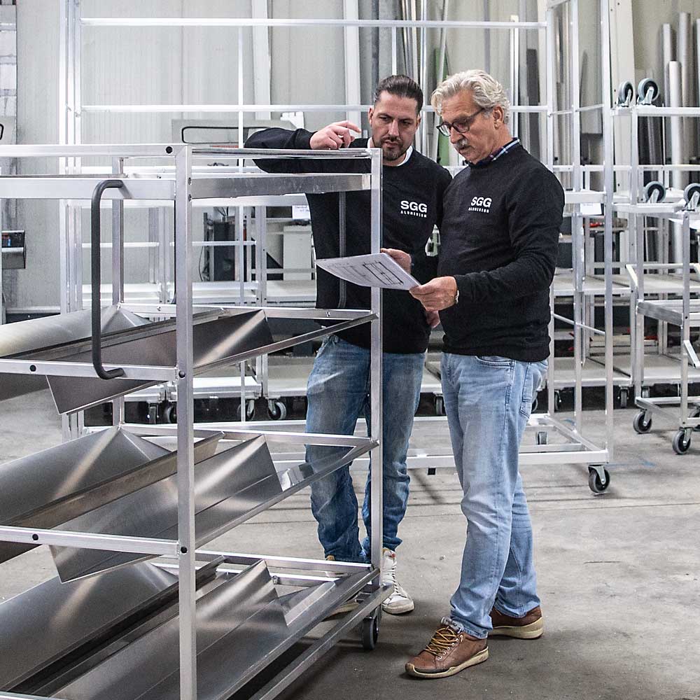 Mitarbeiter von SGG Aluminium im Gespräch in der Fertigung