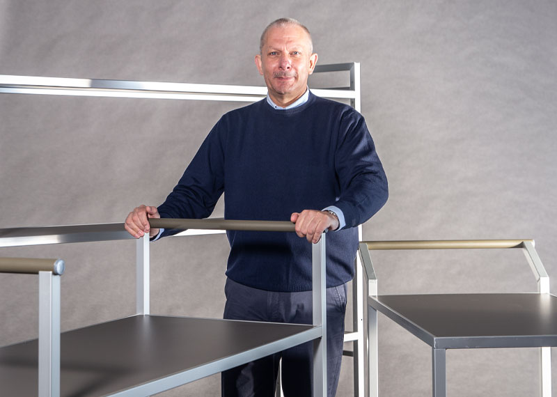 Vertiebsleiter Gerhard Lang in der Austellung der Tranport- und Kommissionierwagen aus Aluminium