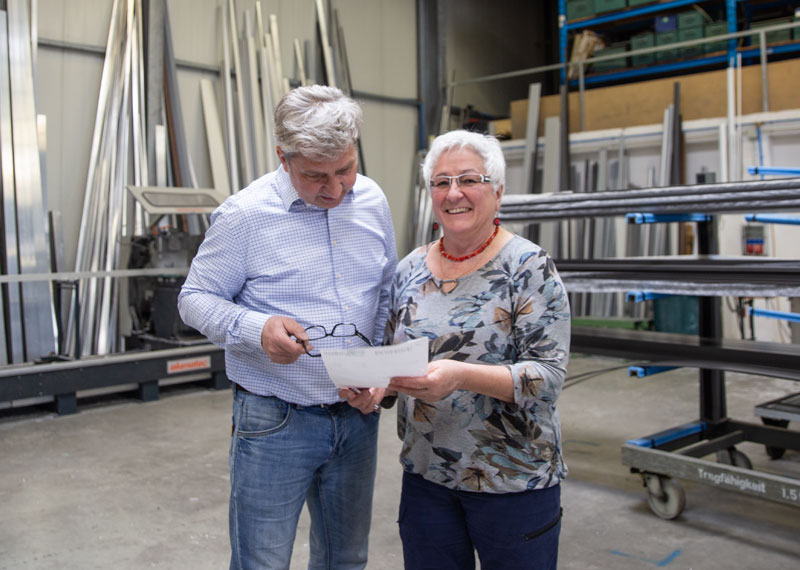 Sgg Aluminium Geschäftsführer Steffen Grieß in der Produktionshalle im Austausch mit einer Mitarbeiterin