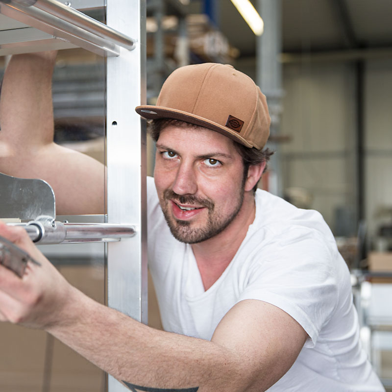 Felix Ege von SGG Aluminium bei der Prüfung eines fertigen Kommissionierwagens aus Aluminium