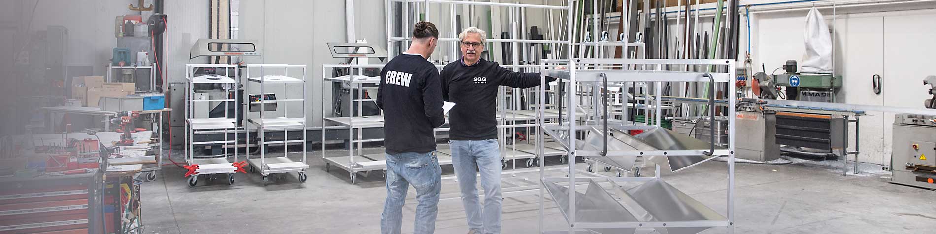 SGG Geschäftsführer Steffen Grieß und Fertigungsleiter Felix Ege in der Produktionshalle