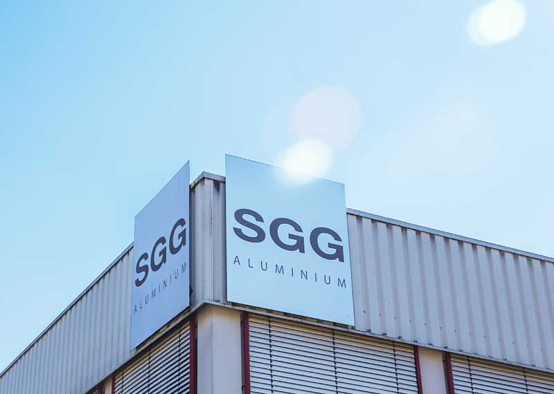 SGG Aluminium Firmenschild am Dach des Firmengebäudes in Bad Waldsee