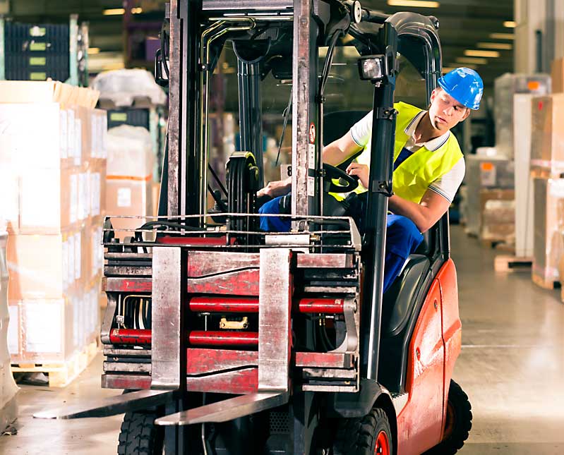 Mann fährt mit einem Stapler in einer Logistikhalle