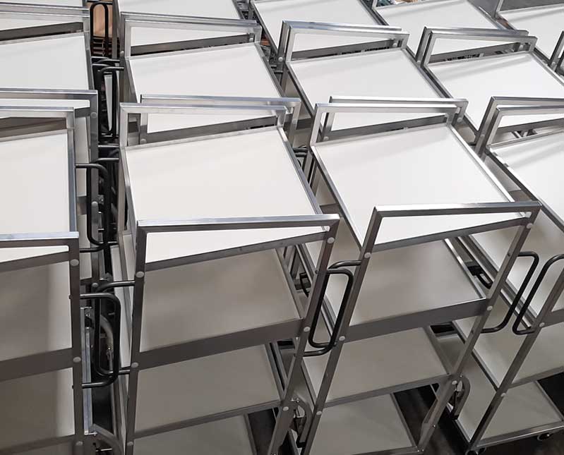 Kommissionierwagen stehen in der Reihe, fertig vorbereitet für den Transport. Optimal angepasste Wagentypen.