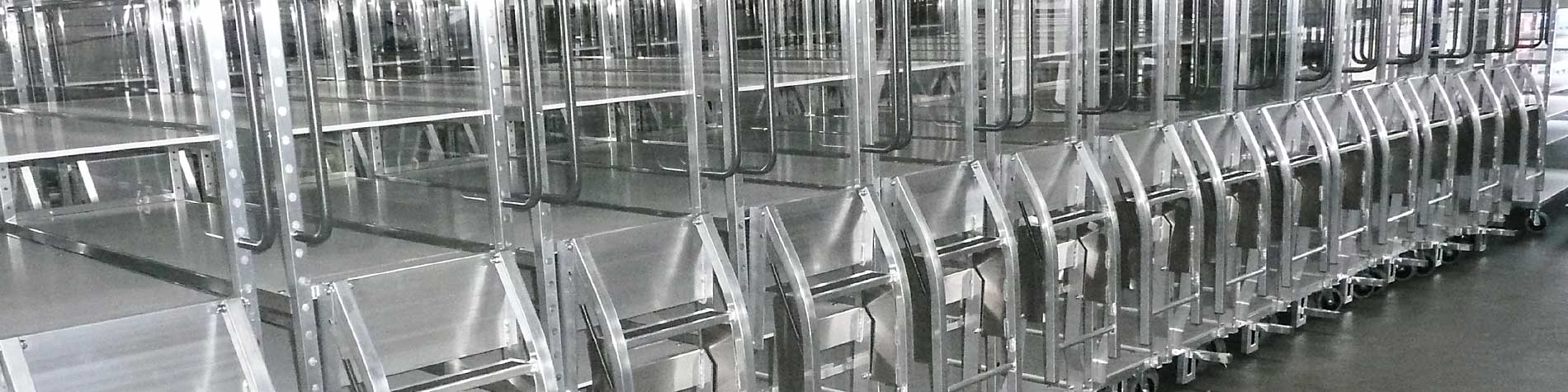 Eine Reihe von Kommissionierwagen für die Textilbranche kurz vor der Auslieferung