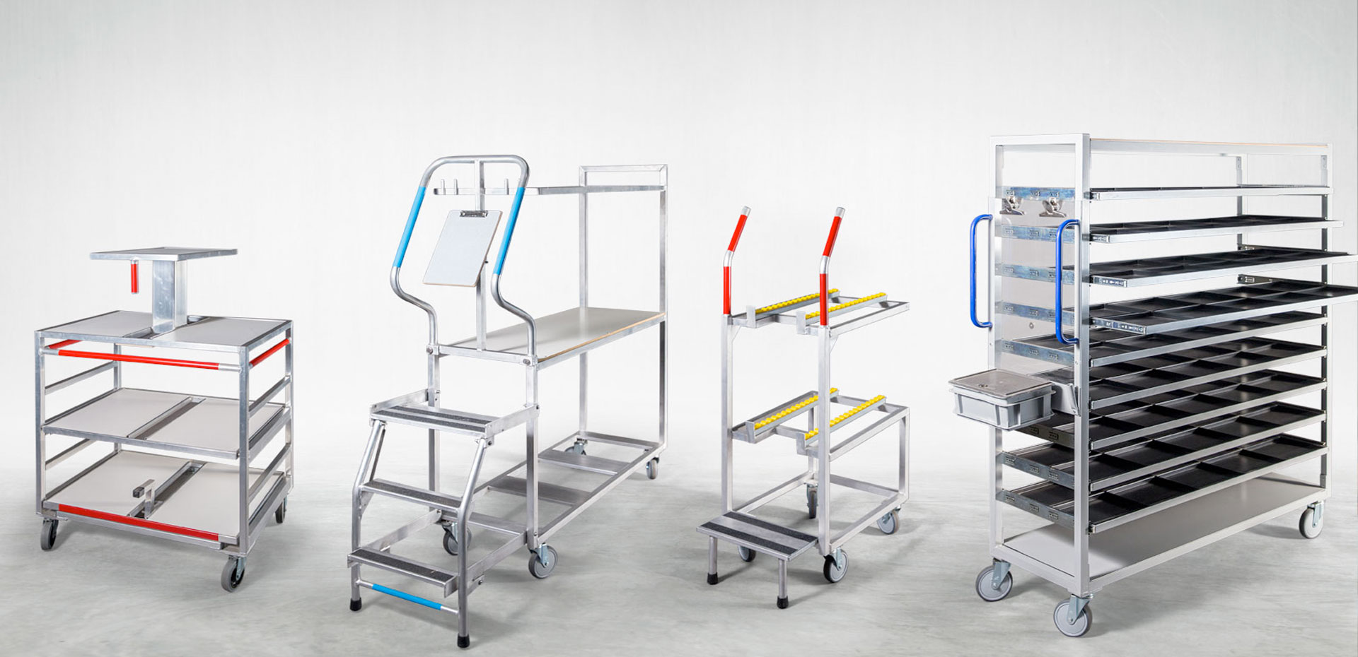 Zusammenstellung von vier Kommissionierwagen aus Aluminium die in verschiedensten Branchen zum Einsatz kommen