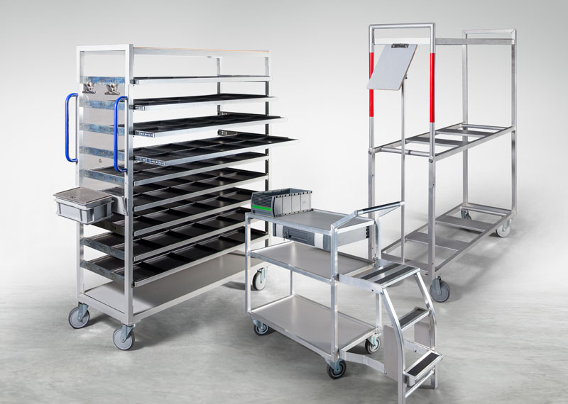 Drei Kommissionierwagen aus unterschiedlichen Branchen stehen als Gruppe zusammen