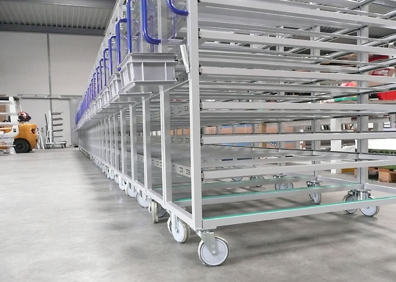 Eine lange Reihe von Kommissionierwagen stehen zur Auslieferung bereit